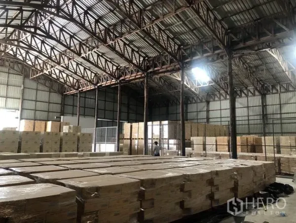 คลังสินค้า ให้เช่าในPak Kret, Nonthaburi - ฮอลล์เก็บสินค้าแบบเปิด มีสกายไลท์ โครงเหล็ก และพื้นที่เก็บของแบบรั้วตาข่าย