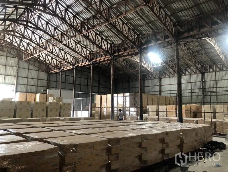 คลังสินค้า ให้เช่าในPak Kret, Nonthaburi - ฮอลล์เก็บสินค้าแบบเปิด มีสกายไลท์ โครงเหล็ก และพื้นที่เก็บของแบบรั้วตาข่าย