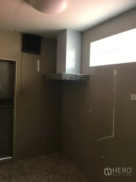 联排别墅 出租在Huai Khwang, Bangkok - 简约泰式厨房，墙面瓷砖、排烟机与花纹地砖。