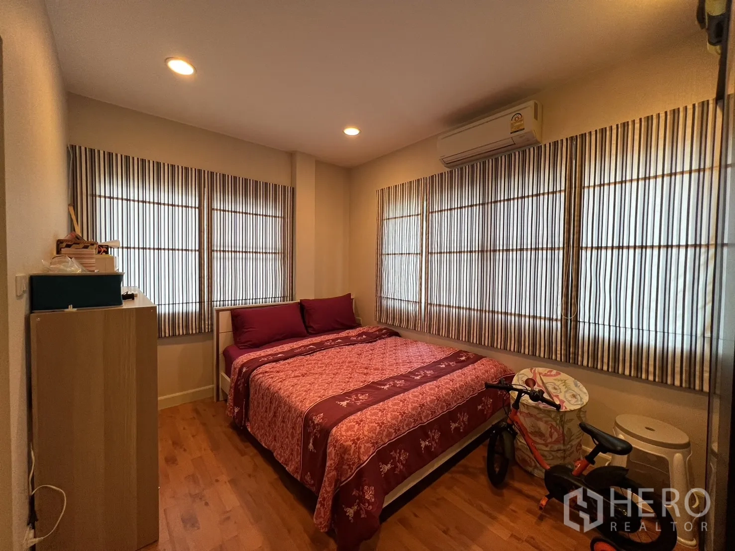 Detached House for rent or sale in Saphan Sung, Bangkok - Guest bedroom with double bed, corner windows and air-conditioning.