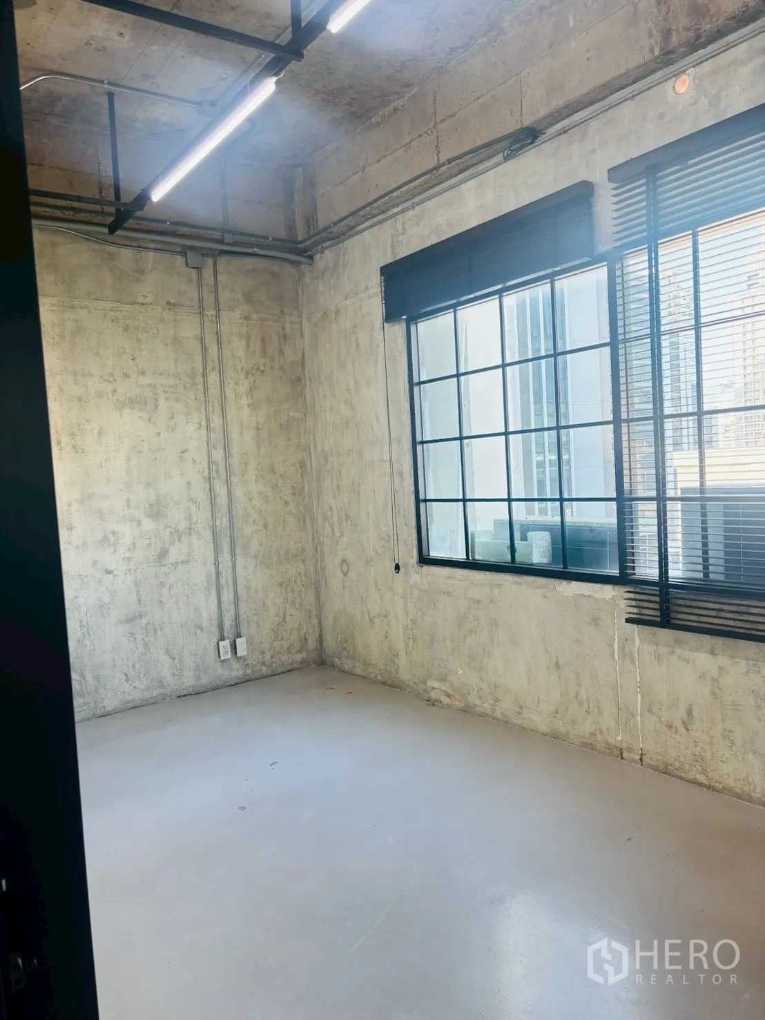 สำนักงาน ให้เช่าในKhlong Toei, Bangkok - ห้องทำงานส่วนตัว พร้อมหน้าต่างบานใหญ่ ม่านปรับแสง และผนังคอนกรีตเปลือย