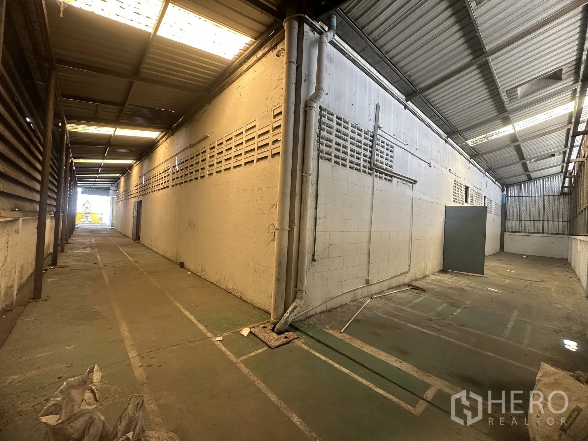 โรงงาน for rent in Lat Lum Kaeo, Pathum Thani - ช่องทางเดินด้านข้างแบบมีหลังคา พื้นคอนกรีตและช่องแสง