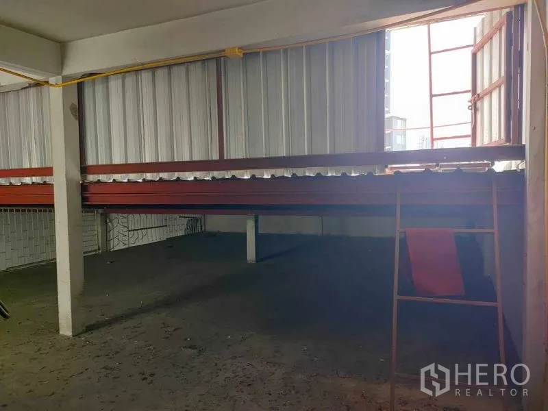 อาคารพาณิชย์ ให้เช่าในWatthana, Bangkok - พื้นที่ชั้นลอย ผนังเมทัลชีท คานเหล็กสีแดง และช่องหน้าต่างเปิดรับลม
