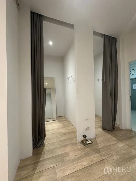 สำนักงานที่บ้าน ให้เช่าในPhra Khanong, Bangkok - คูหาเล็กกั้นผ้าม่านและกระจกเงา เหมาะเป็นห้องลองหรือห้องประชุมย่อย