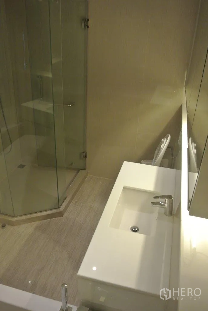 คอนโด ให้เช่าในWatthana, Bangkok - ห้องน้ำพร้อมตู้ชาวเวอร์กระจก อ่างล้างหน้าท็อปยาว และกระเบื้องโทนสีเบจ