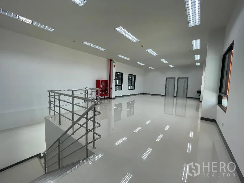 โรงงาน for rent in Bang Sao Thong, Samut Prakan - พื้นที่สำนักงานโปร่งสว่าง มีหน้าต่าง ไฟเพดาน ราวบันไดสแตนเลส และตู้สายฉีดดับเพลิง