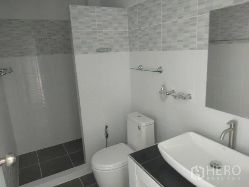 โรงงาน ให้เช่าหรือขายในLam Luk Ka, Pathum Thani - ห้องน้ำปูกระเบื้องสะอาดพร้อมโซนอาบน้ำ อ่างล้างหน้า และโถสุขภัณฑ์