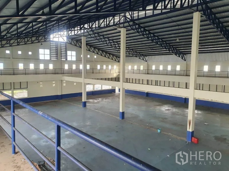 工厂 出租在Bang Bua Thong, Nonthaburi - 从夹层俯瞰仓库，清晰可见大跨结构。