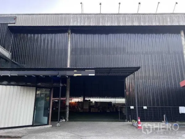 คลังสินค้า ให้เช่าในLat Phrao, Bangkok - ด้านหน้าโกดังแผ่นเมทัลชีทสีดำ ประตูทางเข้าขนาดใหญ่