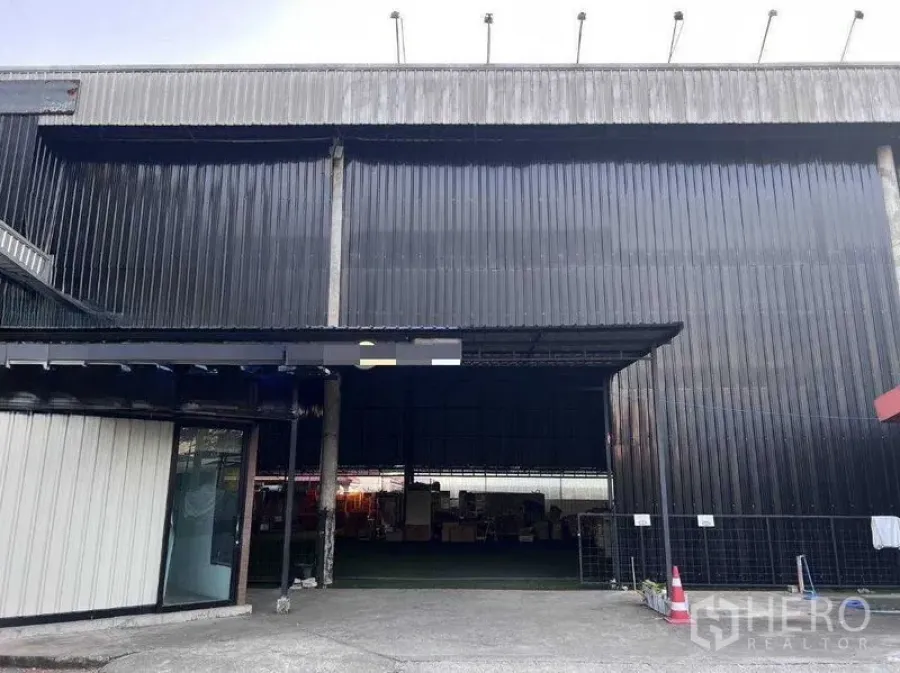คลังสินค้า ให้เช่าในLat Phrao, Bangkok - ด้านหน้าโกดังแผ่นเมทัลชีทสีดำ ประตูทางเข้าขนาดใหญ่