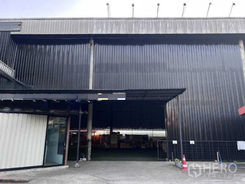 คลังสินค้า ให้เช่าในLat Phrao, Bangkok - ด้านหน้าโกดังแผ่นเมทัลชีทสีดำ ประตูทางเข้าขนาดใหญ่