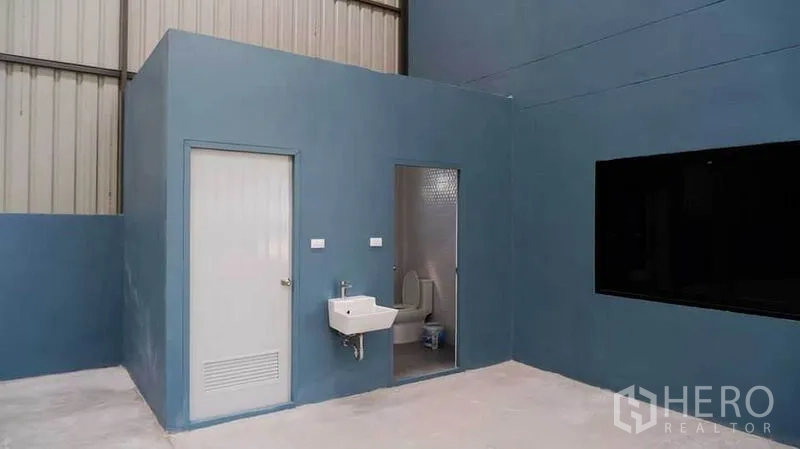 货栈 出租在Bueng Kum, Bangkok - 仓库内一层卫生间区，带洗手盆与坐便器。