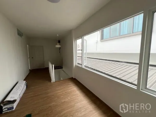 สำนักงานที่บ้าน ให้เช่าในHuai Khwang, Bangkok - โถงชั้นบนมีหน้าต่างบานยาวและพื้นลายไม้ ข้างบันได