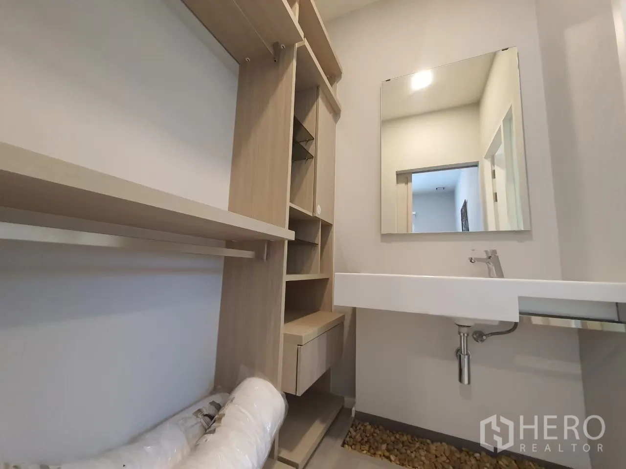 บ้าน ให้เช่าในPrawet, Bangkok - มุมแต่งตัวพร้อมชั้นแบบเปิดและเคาน์เตอร์อ่างล้างหน้า.