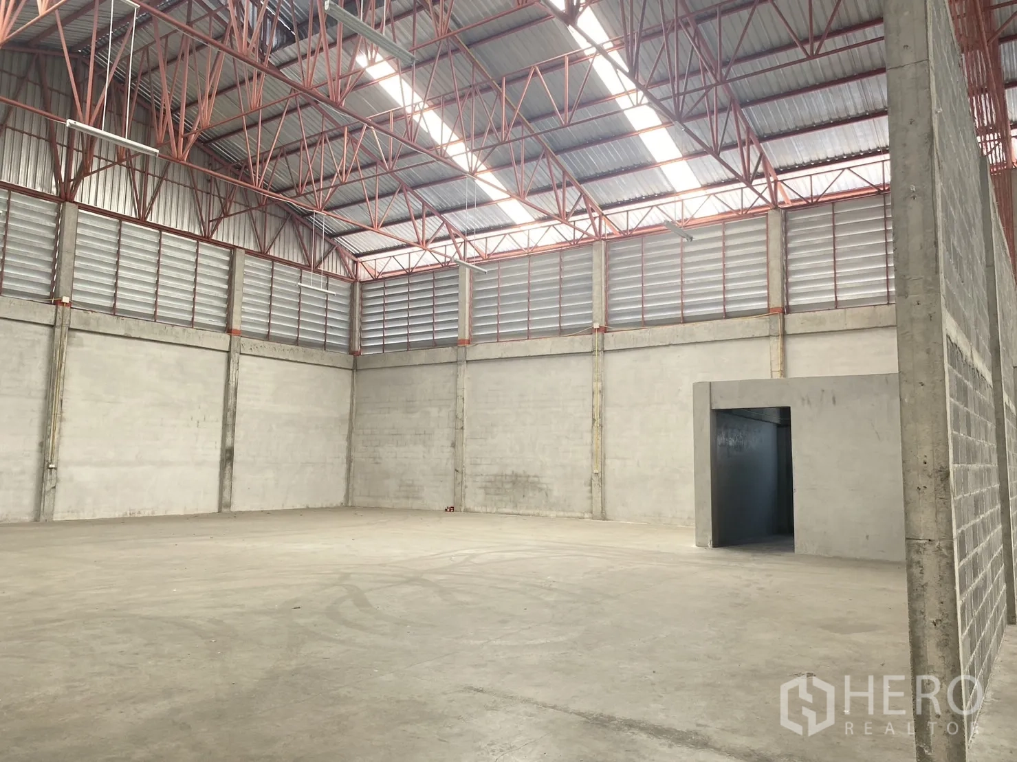 货栈 出租在Khlong Sam Wa, Bangkok - 角落视角，内置办公小室与平整混凝土地坪。