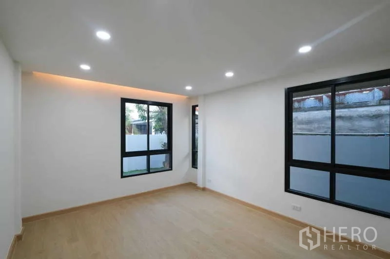 独立式住宅 出售在Bueng Kum, Bangkok - 明亮卧室，木地板，双面采光窗