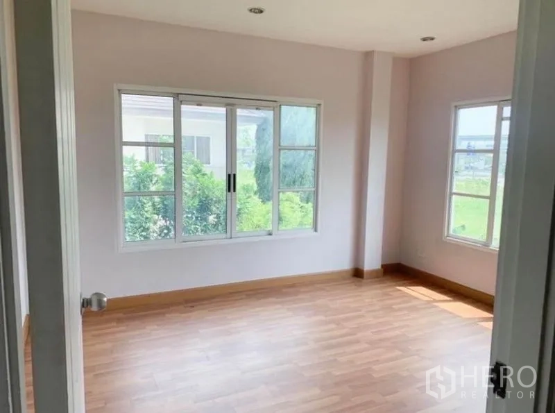 บ้าน ขายในSaphan Sung, Bangkok - ห้องนอนโปร่งแสงสว่าง พื้นไม้ หน้าต่างบานเลื่อนมองเห็นสวน