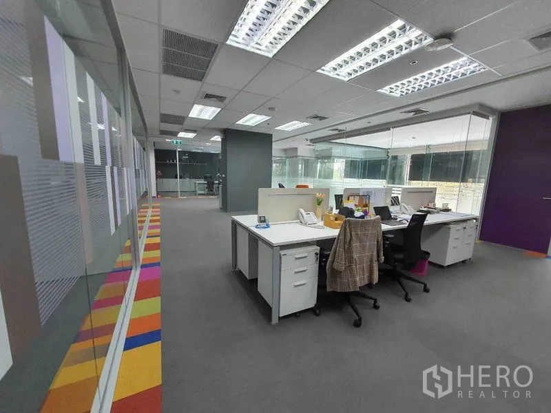 สำนักงาน ให้เช่าในRatchathewi, Bangkok - โซนทำงานรวมพร้อมโต๊ะยาว เก้าอี้ทำงาน และผนังกระจกเต็มบาน