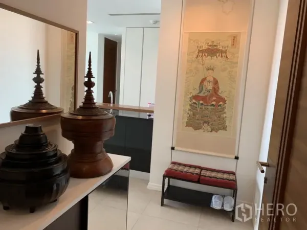 公寓 出租或出售在Khlong San, Bangkok - 入户走廊配大镜面与亚洲风装饰，可见简洁的厨房台面。