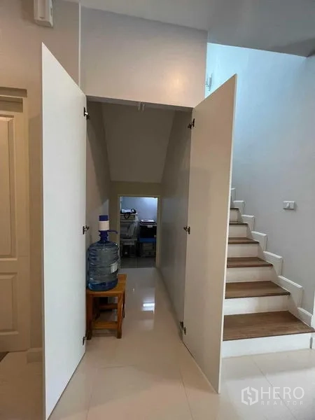 บ้าน ให้เช่าหรือขายในLat Krabang, Bangkok - พื้นที่เก็บของใต้บันไดข้างบันไดสีขาวขั้นไม้