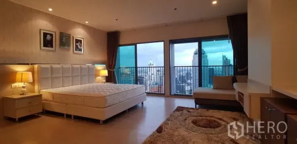 คอนโด ให้เช่าในKhlong Toei, Bangkok - ห้องนอนใหญ่เตียงคิง วิวเมืองพาโนรามาผ่านหน้าต่างบานสูงจรดเพดาน