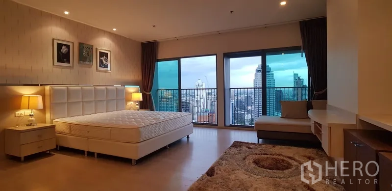 คอนโด ให้เช่าในKhlong Toei, Bangkok - ห้องนอนใหญ่เตียงคิง วิวเมืองพาโนรามาผ่านหน้าต่างบานสูงจรดเพดาน