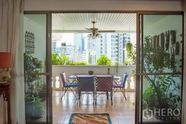 คอนโด ให้เช่าในKhlong Toei, Bangkok - ระเบียงแบบมีหลังคา ประตูกระจกบานเลื่อน พัดลมเพดาน ตกแต่งต้นไม้ มองเห็นสกายไลน์ เหมาะนั่งทานอาหาร