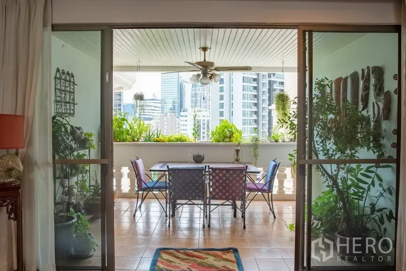 คอนโด ให้เช่าในKhlong Toei, Bangkok - ระเบียงแบบมีหลังคา ประตูกระจกบานเลื่อน พัดลมเพดาน ตกแต่งต้นไม้ มองเห็นสกายไลน์ เหมาะนั่งทานอาหาร