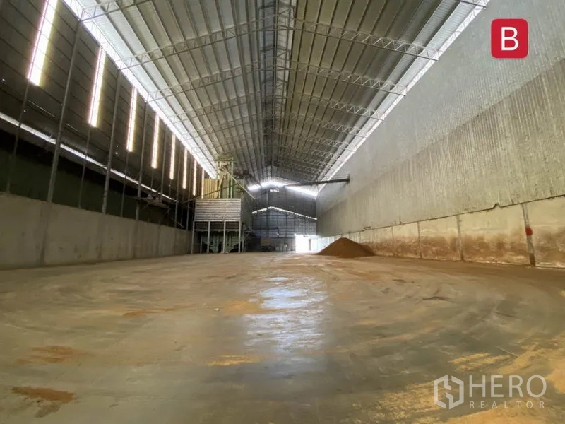 工厂 出租在Chachoengsao - 开放式生产大厅，高挑屋顶下的平整混凝土地面与工业设备。