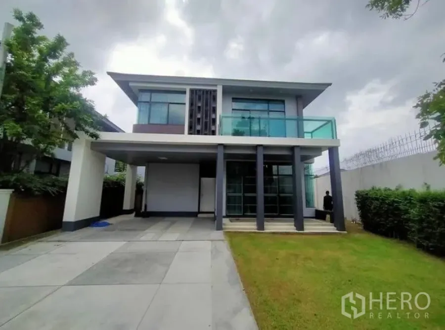 บ้าน ขายในPrawet, Bangkok - บ้านสองชั้นสไตล์โมเดิร์น ระเบียงกระจก โรงจอดรถ และสนามหญ้า