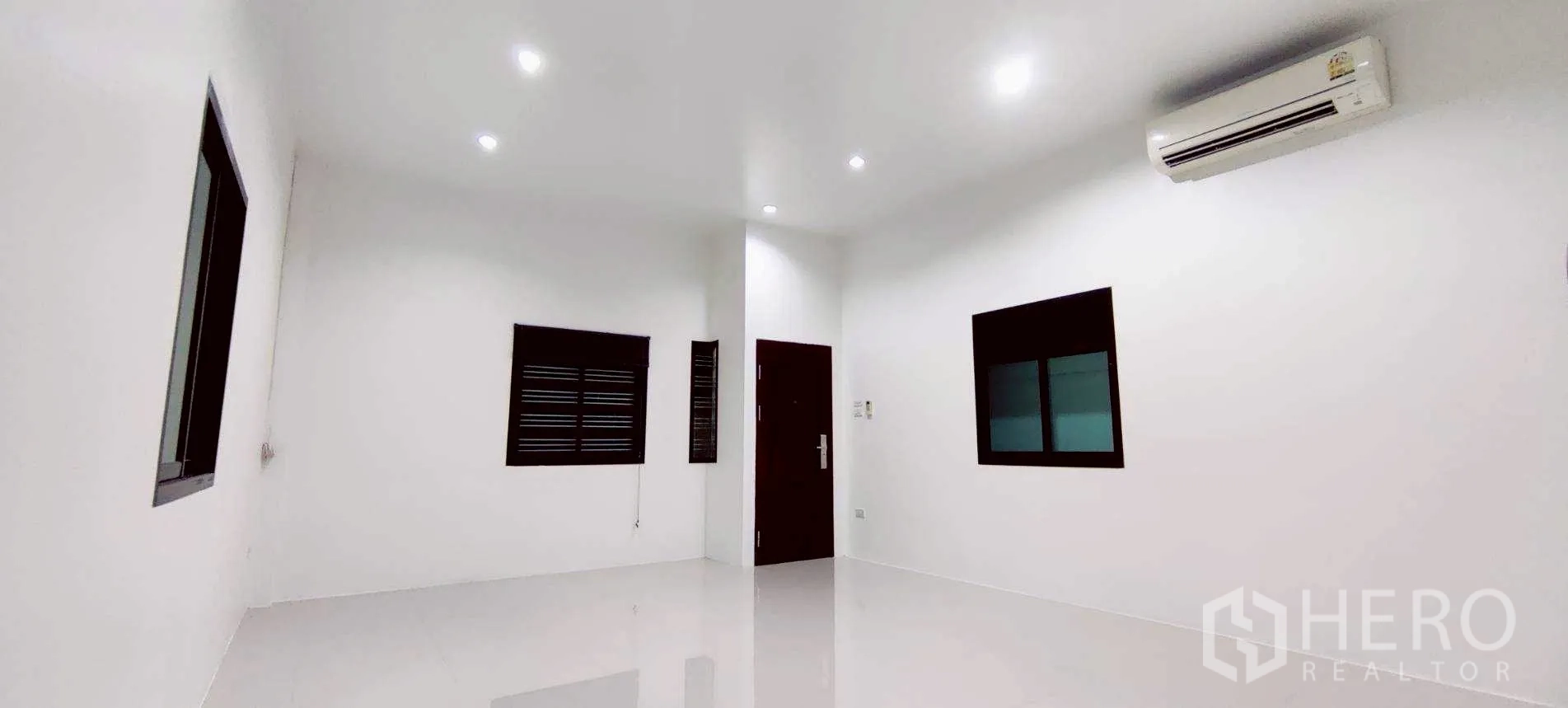 货栈 for rent in Lam Luk Ka, Pathum Thani - 室内朝向高卷闸入口，自然采光良好。
