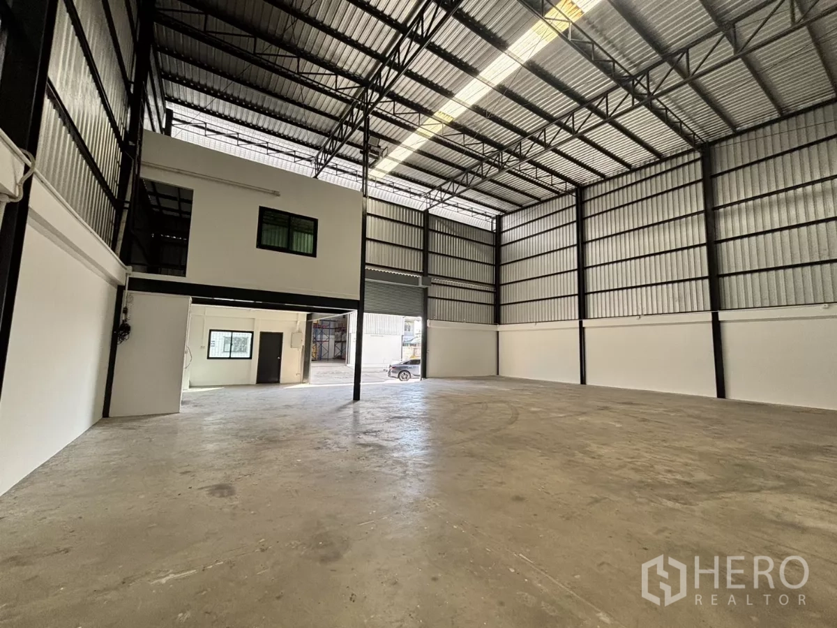 คลังสินค้า ให้เช่าในLat Krabang, Bangkok - พื้นที่โกดังโล่ง เพดานสูง โครงเหล็ก พร้อมออฟฟิศชั้นลอยและพื้นคอนกรีต