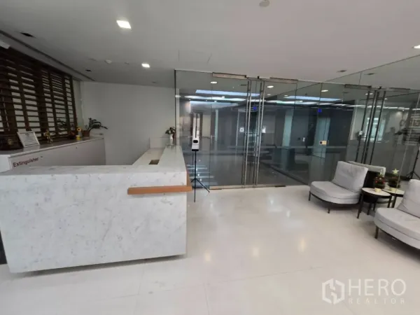 สำนักงาน ให้เช่าในWatthana, Bangkok - พื้นที่ต้อนรับพร้อมเคาน์เตอร์หินอ่อนสีขาวและเก้าอี้รับแขกหน้าทางเข้า