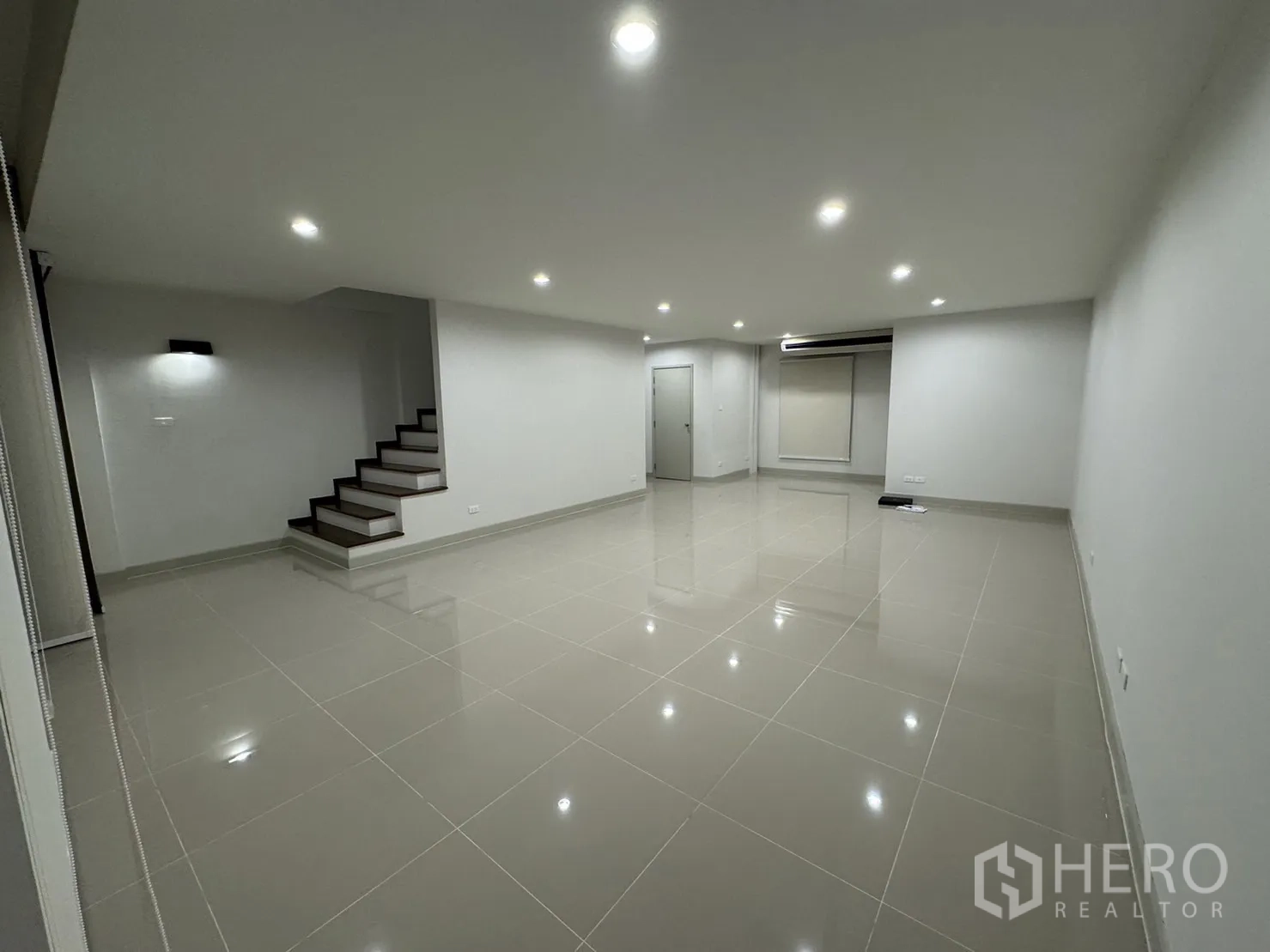 สำนักงานที่บ้าน ให้เช่าในBang Khen, Bangkok - ห้องปูกระเบื้องขนาดใหญ่พร้อมบันไดและประตูภายใน