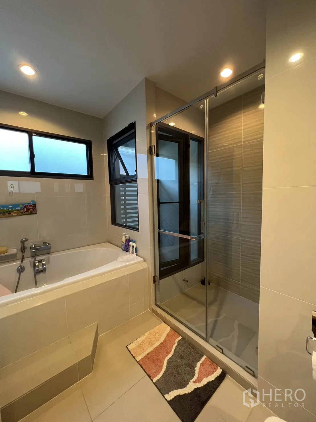 Detached House for rent in Suan Luang, Bangkok - Modern bathroom with bathtub, glass shower and window.