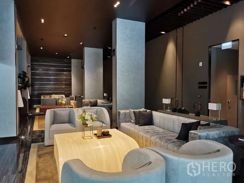 คอนโด ให้เช่าหรือขายในWatthana, Bangkok - ล็อบบี้คอนโดหรูที่นั่งกว้างบรรยากาศสงบ