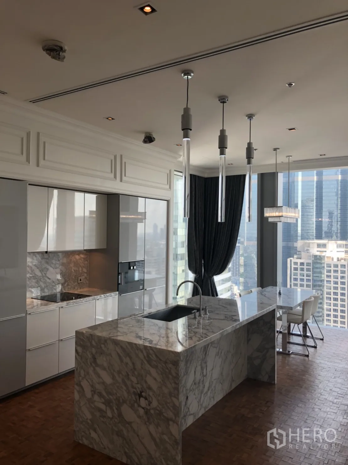 คอนโด ให้เช่าในBang Rak, Bangkok - ครัวสมัยใหม่ เคาน์เตอร์และไอส์แลนด์หินอ่อน พร้อมเครื่องใช้บิวท์อิน