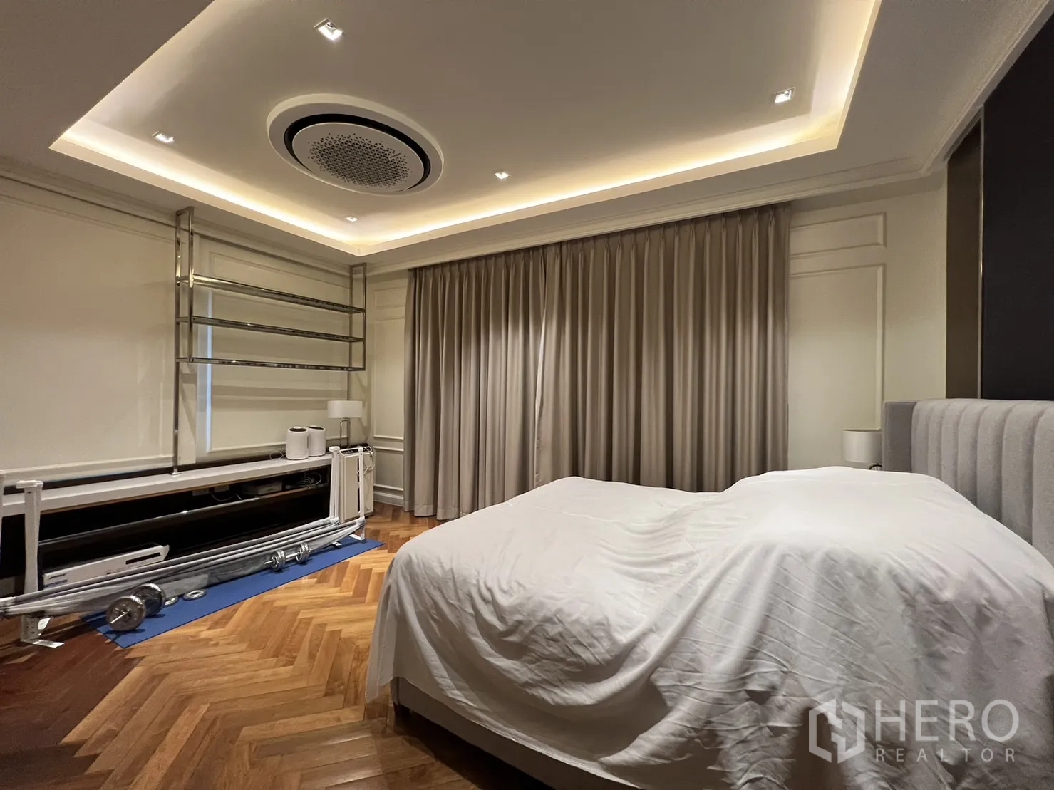 Detached House for rent in Suan Luang, Bangkok - Bedroom with equipment racks and herringbone wood flooring.