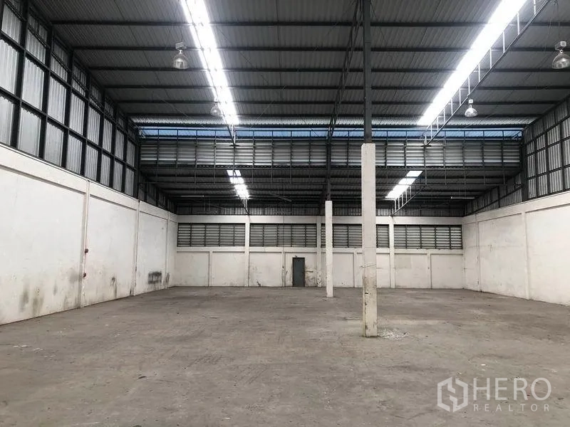 工厂 出租在Pak Kret, Nonthaburi - 高挑钢结构仓库大厅，带采光带与混凝土地面。