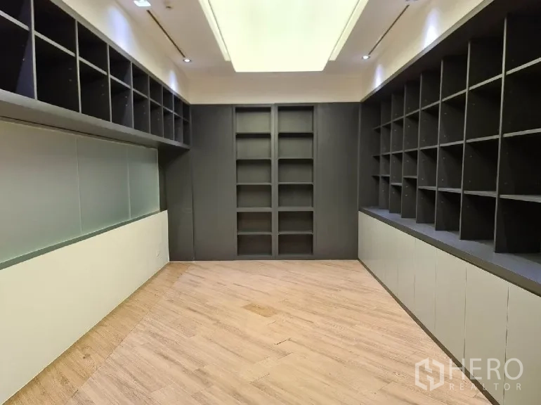 สำนักงาน ให้เช่า - ห้องเก็บเอกสารขนาดใหญ่ มีชั้นเปิดโล่งเต็มผนังสามด้าน