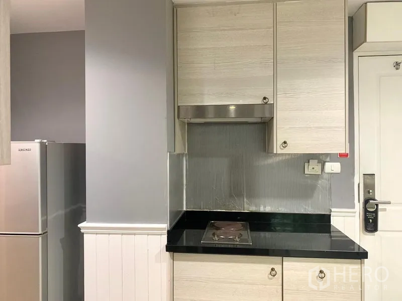 คอนโด ให้เช่าในKhlong Toei, Bangkok - ครัวขนาดกะทัดรัดพร้อมเตา เครื่องดูดควัน ท็อปหินสีดำ และตู้เย็นในคอนโด