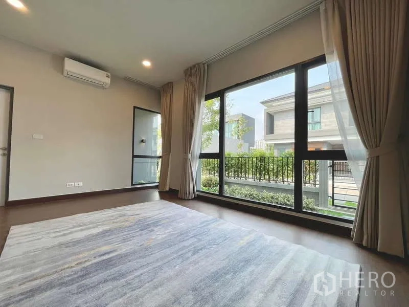 Detached House for rent in Bang Phli, Samut Prakan - Ground-floor multipurpose room with large corner windows and garden outlook.