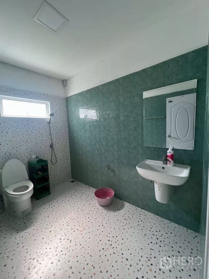 带办公室的家 出租在Prawet, Bangkok - 宽敞浴室，绿色六角砖特色墙与水磨石地。