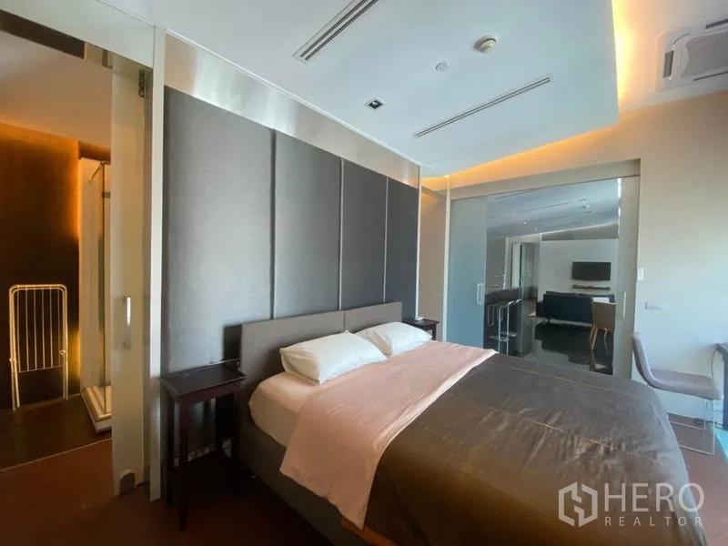 公寓 出租在Sathon, Bangkok - 主卧软包床头，氛围照明，滑门通往套内卫浴。