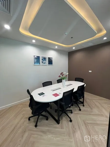 สำนักงาน ให้เช่า - ห้องประชุมโต๊ะวงรีสำหรับหกที่นั่ง ใต้ไฟฝ้าซ่อนแสง