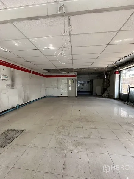 พื้นที่ขายปลีก ให้เช่าในWatthana, Bangkok - ภายในพื้นที่ค้าปลีกโล่ง พื้นกระเบื้อง ฝ้าทีบาร์ และหน้าต่างติดถนนกว้าง ใกล้ BTS พระโขนง เขตวัฒนา กรุงเทพฯ