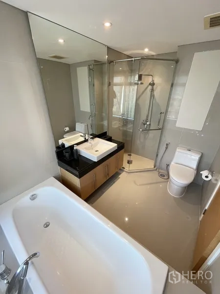 คอนโด ให้เช่าหรือขายในWatthana, Bangkok - ห้องน้ำสมัยใหม่มีอ่างอาบน้ำ ตู้อาบน้ำกระจก กระจกบานใหญ่ เคาน์เตอร์อ่างล้างหน้า และโถสุขภัณฑ์.