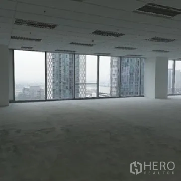 办公空间 出租在Din Daeng, Bangkok - 开放式办公室，落地窗与城市天际线景观。