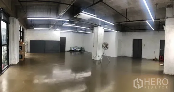 สำนักงาน ให้เช่าในKhlong Toei, Bangkok - ภาพพาโนรามาของออฟฟิศโล่ง พื้นขัดมัน เดินท่อโชว์ มีเสารับน้ำหนักและประตูหลายบาน
