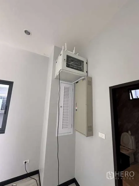 Factory for rent in Lam Luk Ka, Pathum Thani - Wall-mounted network and electrical cabinet inside the office.